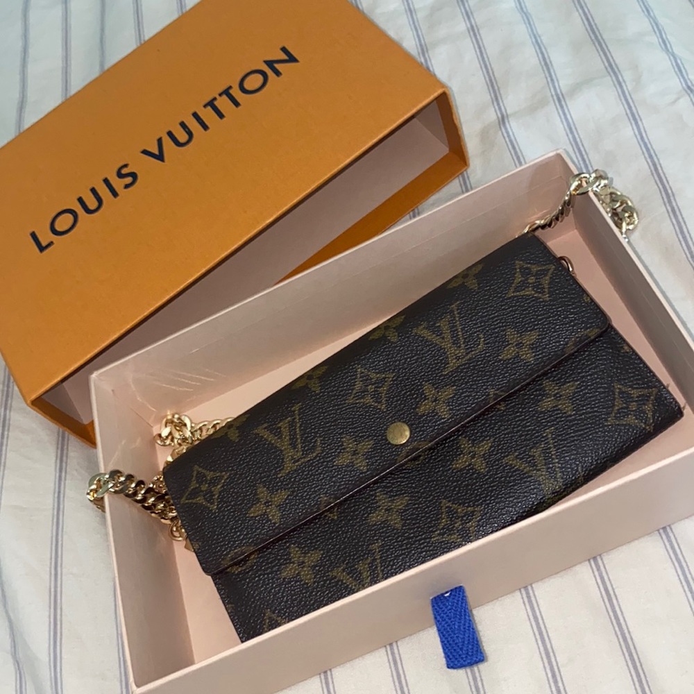 Louis Vuitton Sarah wallet on chain